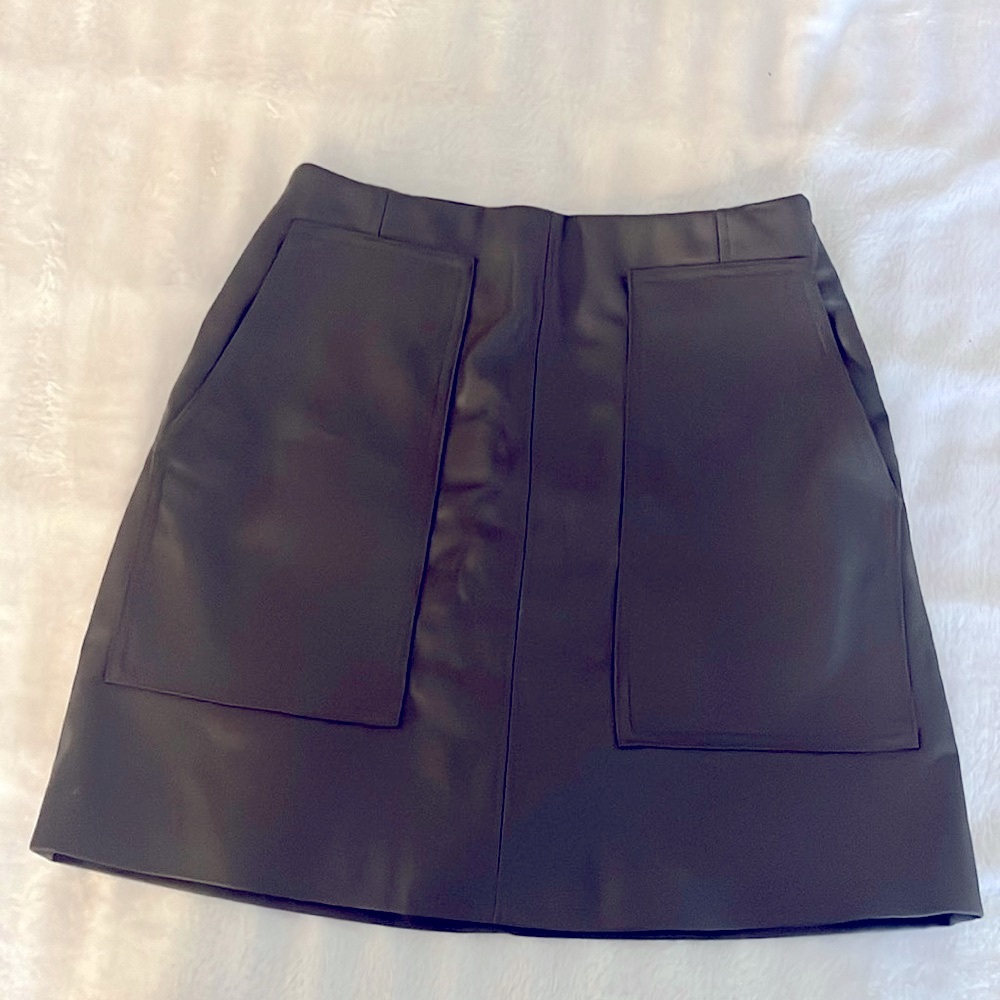 H&M dark green leather look mini‎ skirt with pockets and a side zipper - size 4